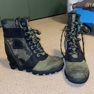 Sorel wedge boots, Camo, Size 8